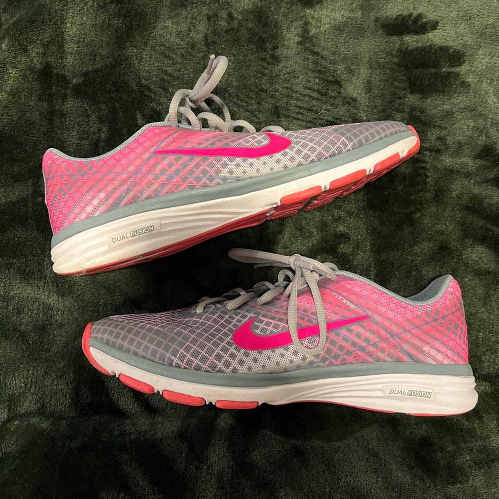 Women’s size 8 Nike fly wire dual fusion
